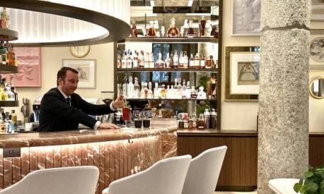 Luca Angeli al bancone dello Stilla, il bar del Four Seasons Hotel di Milano
