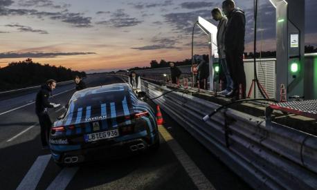 Porsche Taycan elettrica: ultimi test a Nardò