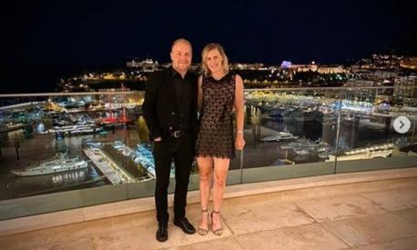Valtteri Bottas da Monaco posta la foto con la ciclista australiana Tiffany Cromwell e aggiunge nel commento: “Sono l’uomo più fortunato”