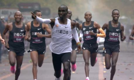 Gli highlights dell'impresa del keniano a Vienna: è il primo a correre la maratona sotto le 2 ore. Il record però non può essere omologato per le condizioni in cui è stato ottenuto