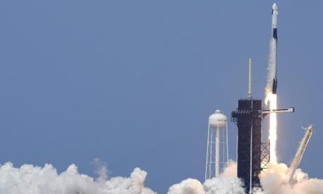 L’avventura spaziale SpaceX, firmata dall’azienda di Elon Musk e dalla Nasa è ufficialmente partita. La navicella è decollata alle 21:22 ora italiana. Si tratta del ritorno ai voli spaziali della Nasa dal 2011