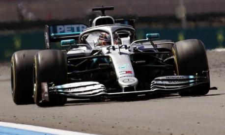 Lewis Hamilton in azione in Francia (79ª vittoria in F.1). Epa