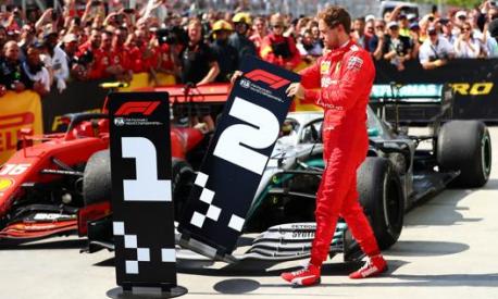 Sebastian Vettel, polemico, toglie il cartello n.1 a Hamilton in Canada dopo il GP. Afp