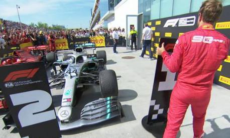 Vettel polemico sposta il cartelli n.1 dalla vettura di Hamilton dopo il GP