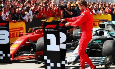 SEbastian Vettel “protesta” per la penalità in Canada. Afp