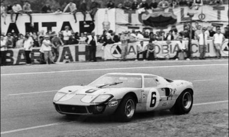 La GT 40 portata alla vittoria nel 1969 da Jacky Ickx e Jackie Oliver. Afp