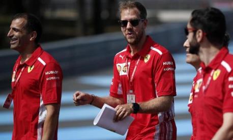 Sebastian Vettel (al centro) in ricognizione al Castellet. Epa