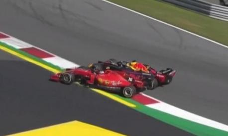 Il sorpasso contestato di Verstappen a Leclerc. Ansa