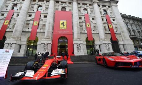 Le Ferrari a Piazza Affari nel giorno del debutto della rossa in Borsa nel 2016. Ansa