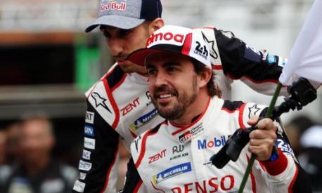 Fernando Alonso, 38 anni, festeggia la vittoria alla 24 Ore di Le Mans. Getty