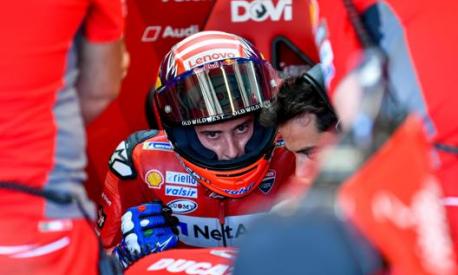 Andrea Dovizioso ai box Ducati. Ansa