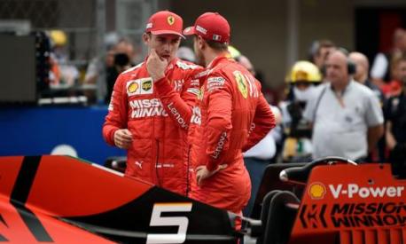 Leclerc parla con Vettel a fine qualifiche. Afp