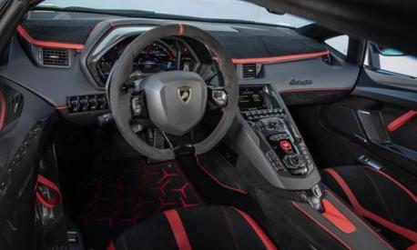 Gli interni di Lamborghini Aventador SVJ