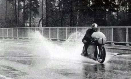 Giacomo Agostini sotto il diluvio