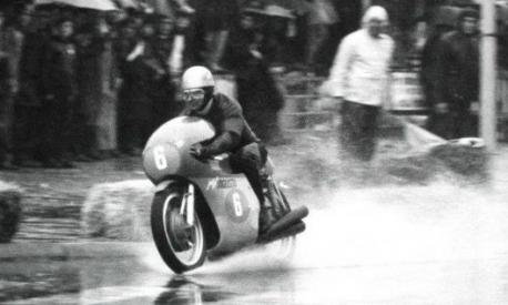 Angelo Bergamonti all'ultima curva nel GP di Riccione del '71 che lo portò alla morte