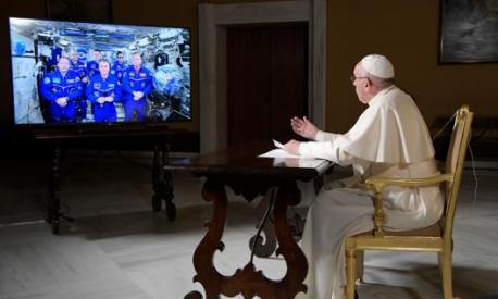Nespoli in videoconferenza con papa Francesco. Afp