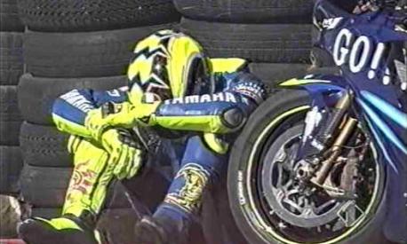 UNO: Rossi vince a Welkom 2004 alla prima con la Yamaha e nel giro d'onore si ferma accovacciato vicino alla sua moto