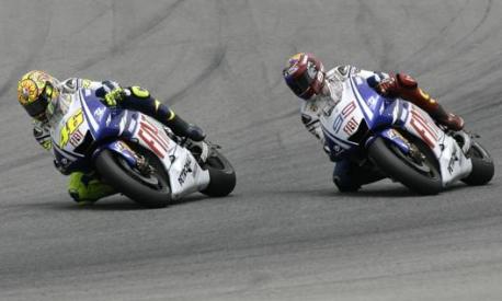 TRE Con una manovra pazzesca Rossi batte Lorenzo all'ultima curva del Montmelò 2009. Ap