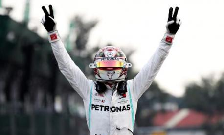 Lewis Hamilton esulta in Messico. Getty