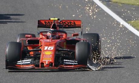Leclerc con l'alettone anteriore danneggiato dopo l'urto con Verstappen. Ap