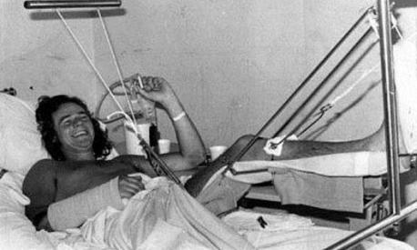 Sheene dopo uno dei suoi tantissimi incidenti, in particolare un volo a Daytona quando nel 1975 dopo una caduta sulla sopraelevata che gli procurò fratture in tutto il corpo a causa dell’esplosione della ruota posteriore