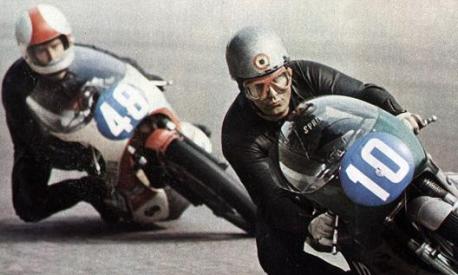 Silvio Grassetti Mz ufficiale davanti a Saarinen sulla Yamaha nella 350 a Monza, in gara tante sportellate tra i 2 campioni
