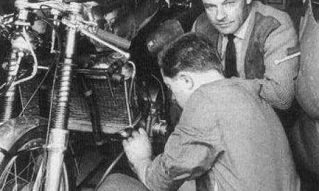 In cravatta a destra l’ingegner Kaaden l’inventore del motore due tempi a disco rotante, tute le successive due tempi a disco rotante utilizzarono la sua tecnologia. Kaaden durante la guerra progettò i missili balistici V1 con Wemer Von Braun