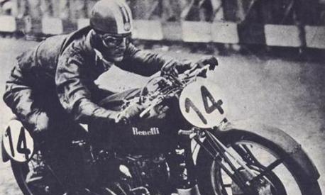 1950: il secondo campione del Mondo della 250 Dario Ambrosini sulla Benelli. Quando l’Italia motociclistica si divideva fra GUZZISTI e BENELLISTI