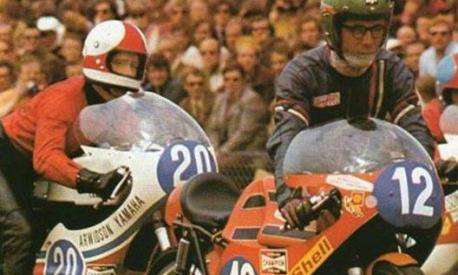 Renzo Pasolini (a destra, Harley Davidson-Aermacchi) e dietro di lui Jarno Saarinen (Yamaha)