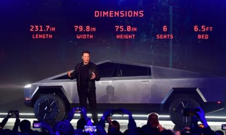 Elon Musk, amministratore delegato di Tesla, racconta il Cybertruck. Afp