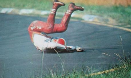 Una caduta di Giacomo Agostini