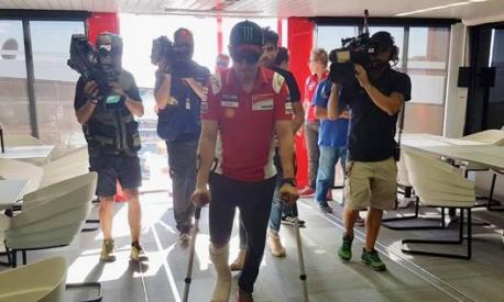 Jorge Lorenzo incidentato dopo la caduta di Aragon nel 2018 con la Ducati