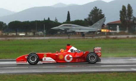 La prima manche andò alla Ferrari di Schumi, la seconda all’Eurofighter di Cheli: a determinare il vincitore fu la sfida sui 1.200 metri