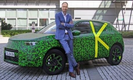 Michael Lohscheller, Ceo di Opel, mostra un prototipo della nuova Opel Mokka