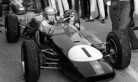 Jack Brabham sulla Brabham BT19 con cui vinse il titolo nel 1966. Afp