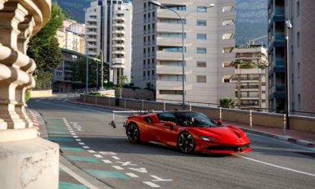 La Ferrari SF90 Stradale guidata da Leclerc nelle strade del Principato