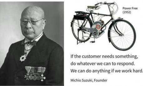 A sinistra Michio Suzuki, il geniale ex-carpentiere che fondò Suzuki. A destra la prima bicicletta a motore del 1952 e la celebre frase del fondatore