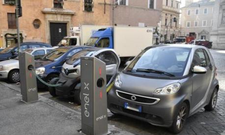 Alcune colonnine di ricarica per auto elettriche in centro a Roma. LaPresse