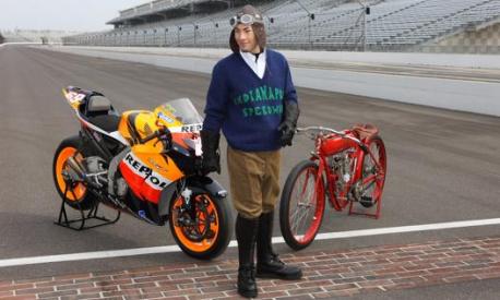 Nicky Hayden vestito da motociclista d’epoca a Indianapolis