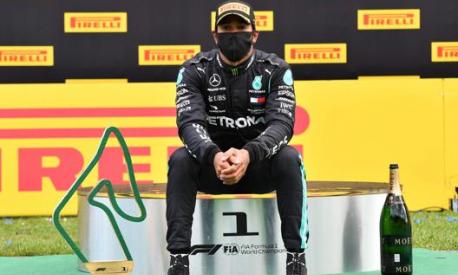 Lewis Hamilton si rilassa sul podio di Zeltweg