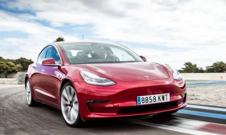 Il prezzo di listino della Tesla Model 3 parte da 50.480 euro