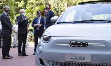 La Fiat 500 elettrica presentata al presidente della Repubblica Sergio Mattarella. Ansa