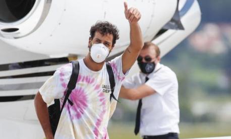 L’arrivo di Daniel Ricciardo con mascherina: i piloti arrivano con voli privati. Afp