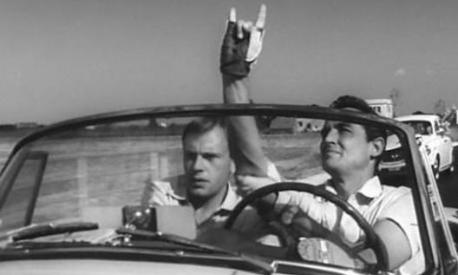 Nel film Cortona/Gassman si atteggia a pilota provetto. In realtà chi ci sapeva fare era Trintignant, il quale nel 1980 partecipò anche alla 24 Ore di Le Mans