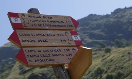 I cartelli segnavia in alta Valle Camonica, provincia di Brescia. Masperi