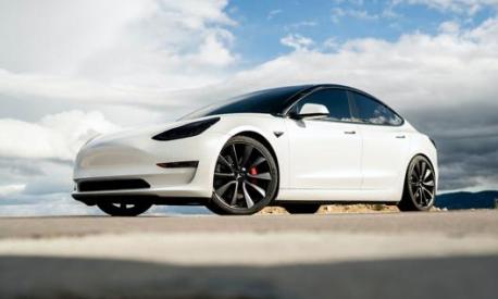 La Tesla Model 3 è stata acquistata 142 mila volte da gennaio a giugno 2020