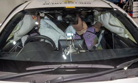 Gli interni della Toyota Yaris dopo il crash test. Foto: Euro NCap