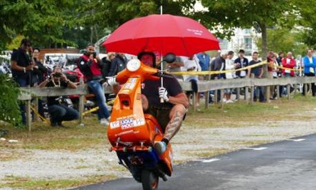 Austriaco, 42 anni, Günter Schachermayr è uno specialista dello stunt-riding in sella alla Vespa