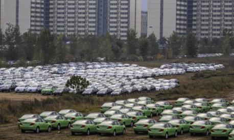 Un deposito  di auto nuove della Byd a Xi’an. Epa