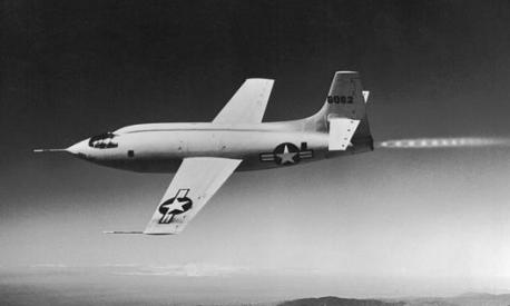 Il Bell X-1 fu il primo aereo ad abbattere il muro del suono: era spinto da un motore a razzo. Wikipedia
